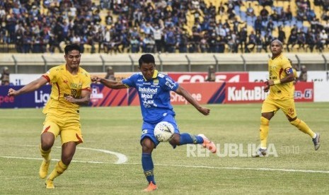 Gelandang Persib Bandung Febri Haryadi menendang bola dalam laga lanjutan Liga 1 2019  lalu.