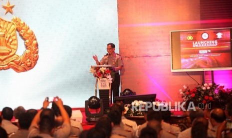 Kapolri Jenderal Pol Tito Karnavian memberikan sambutan saat peluncuran dan workshop Modernisasi Polantas Sebagai Implementasi Tahun Keselamatan untuk Kemanusiaan di Jakarta, Kamis (9/11). Dalam acara peluncuran tersebut juga sekaligus diresmikan Samsat Online di wilayah se-Jawa dan Bali.