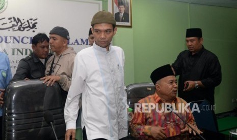 Ustaz Abdul Somad (UAS) didampingi pengurus MUI bersiap memberikan keterangan kepada wartawan saat memenuhi undangan MUI di Jakarta, Rabu (21/8).