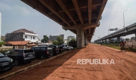 Parkir Liar di Kolong Tol Becakayu. Sejumlah mobil parkir di bawah kolong Tol Bekasi, Cawang, Kampung Melayu (Becakayu) di Jakarta Timur, Senin (17/6).