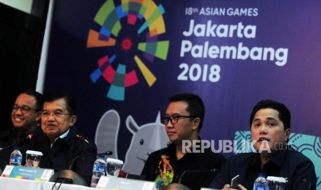 Wakil Presiden Jusuf Kalla (kedua kiri) bersama Ketua Inasgoc Erick Thohir (kanan) Menteri Pemuda dan Olahraga Imam Nahrawi (kedua kanan) dan Gubernur DKI Jakarta Anies Baswedan memberikan keterangan pada jumpa pers di Kantor Inasgoc, Jakarta, Jumat (29/6).