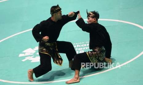 Pesilat Indoensia Yola Primadona Jampil dan Hendy beraksi pada final cabang pencak silat kelas artistik ganda putra Asian Games 2018 di Padepokan Pencak Silat TMII, Jakarta, Senin (27/8).