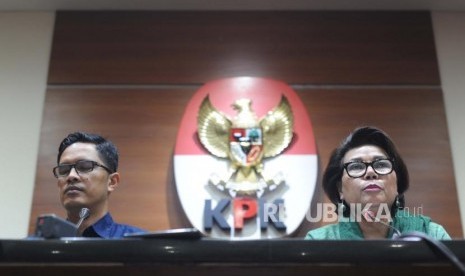 Penjelasan. Wakil Ketua KPK Basriah Padjaitan (Kanan) dan Juru Bicara KPK Febri Diansyah (Kiri) memberikan penjelasan terkait OTT Anggota DPRD Provinsi Jambi saat konfrensi pers di Gedung KPK, Jakarta, Rabu (29/11).