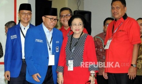 Ketua Umum Partai Amanat Nasional Zulkifli Hasan dan Ketua Umum Partai Demokrasi Indonesia Perjuangan (PDIP) Megawati Soekarno Putri menghadiri acara Pengundian Nomor Urut Peserta Pemilu 2019 di Kantor KPU, Jakarta, Ahad (18/2).