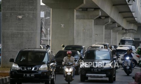 Sejumlah kendaraan melintasi Jalan Fatmawati Raya, Jakarta, Rabu (7/8).