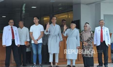 Calon presiden petahana Joko Widodo bersama calon wakil presiden KH. Ma'ruf Amin berfoto sebelum melakukan sesi pemeriksaan kesehatan di RSPAD Gatot Soebroto, Jakarta, Ahad (12/8).