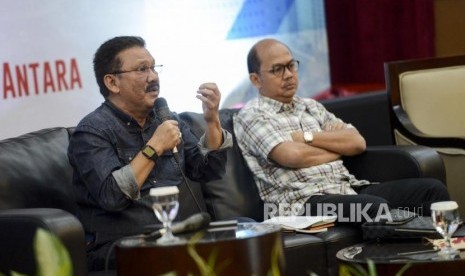 Anggota Dewan Kehormatan Forum Pemred Ilham Bintang (kiri)