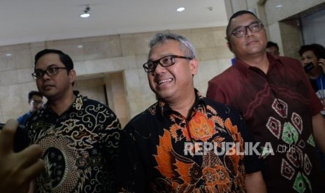 Ketua KPU Arief Budiman bersama Komisioner Bawaslu Fritz Edward Siregar tiba di Gedung Mina Bahari untuk melapor ke Bareskrim Polri di Gambir, Jakarta, Kamis (3/1).