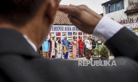 Sejumlah peserta menggunakan baju adat negara Konferensi Asia Afrika mengikuti Upacara Peringatan Hari Solidaritas Asia Afrika di Lapangan Aula RW 05, Astana Anyar, Kota Bandung, Rabu (24/4).