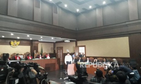 Terdakwa kasus korupsi proyek pengadaan KTP-elektronik (KTP-el) Andi Agustinus atau Andi Narogong menjalani sidang putusan di Pengadilan Tindak Pidana Korupsi Jakarta, Kamis (21/12).