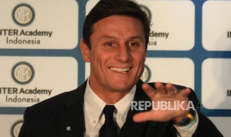 Vice President of FC Internazionale Javier Zanetti bersiap melakukan press conference mengenai Inter Academy Indonesia di Jakarta, Rabu (14/2).