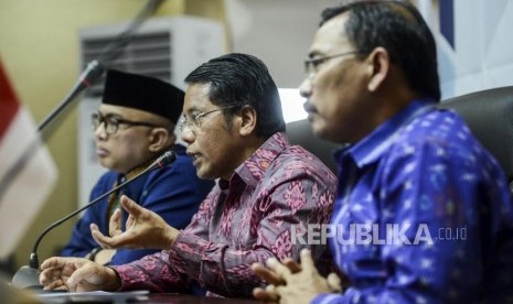 Dirjen Pendidikan Islam Kementerian Agama Kamaruddin Amin (tengah) bersama Direktur Perguruan Tinggi Keagamaan Islam (PTKI) Arskal Salim (kiri) dan Kasubdit Pengembangan Akademik Direktorat PTKI Mamat S. Burhanudin (kanan) memberikan keterangan saat konferensi pers jelang Annual International Conference on Islamic Studies (AICIS) 2019 di Kantor Kementerian Agama, Jakarta, Kamis (26/9).