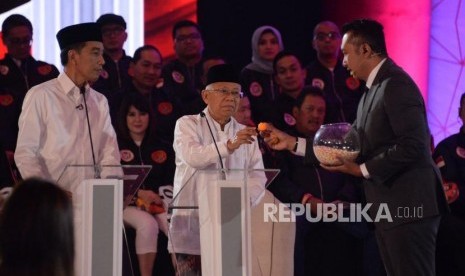 Pasangan Capres dan Cawapres nomor urut 01 Joko Widodo dan KH. Ma'ruf Amin saat debat pertama pasangan calon presiden dan wakil presiden pemilu 2019 di Jakarta, Kamis (17/1).