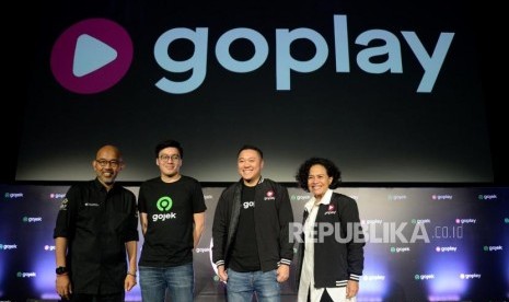 (dari kiri) Deputi Akses Permodalan Bekraf Fadjar Hutomo,Co-Founder Gojek Kevin Aluwi,CEO GoPlay Edy Sulistyo dan Produser Film Mira Lesmana berbincang saat peluncuran GoPlay di Jakarta, Kamis (26/9).