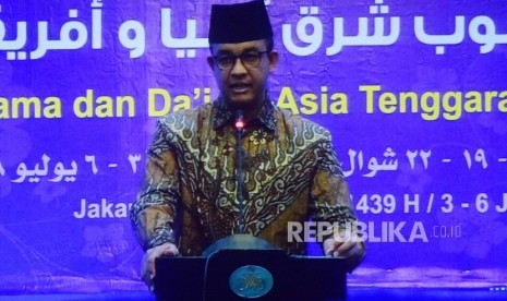 Gubernur DKI Jakarta, Anies Baswedan  memberikan sambutan dalam acara pertemuan Ulama dan Da'I se-Asia Tenggara, Afrika dan Eropa yang diselanggarakan di Jakarta, Selasa (7/3).