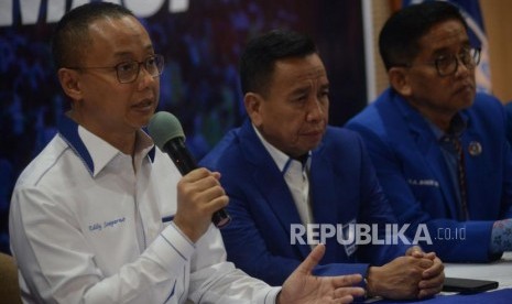 Sekjen DPP PAN Eddy Soeparno (kiri) bersama para panitia refleksi 20 tahun reformasi meberikan keterangan terkait palaksanaan refleksi 20 tahun reformasi di Kantor DPP PAN, Jakarta, Jumat (18/5).