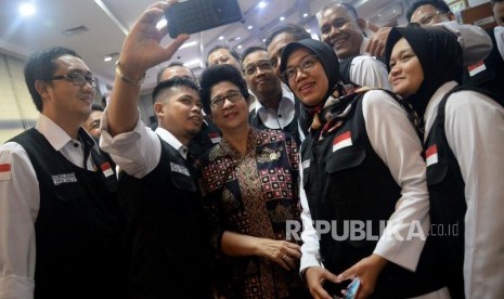 Menteri Kesehatan Nila F Moeloek berfoto saat melepas tim advance dan tim Petugas Penyelenggara Ibadah Haji (PPIH) Bidang Kesehatan di Kantor Kementerian Kesahatan, Jakarta, Senin (1/7).