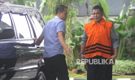 Bupati Nganjuk non aktif Taufiqurrahman bersiap menjalani pemeriksaan di gedung KPK (ilustrasi)