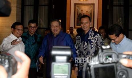 Ketua Umum Partai Demokrat Susilo Bambang Yudhoyono (SBY) menerima kedatangan Bakal Calon Presiden yang juga Ketua Umum Partai Gerindra Prabowo Subianto dan Bakal Calon Wakil Presiden Sandiaga Uno sebelum melakukan pertemuan di kediaman SBY, Jakarta, Rabu (12/9).