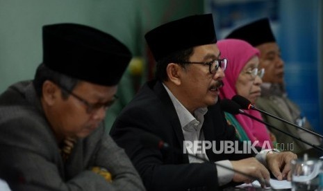 Wakil Ketua Umum MUI Zainut Tauhid dan Yunahar Ilyas memberikan keterangan saat konferensi pers di Kantor MUI, Jakarta, Selasa (9/4).