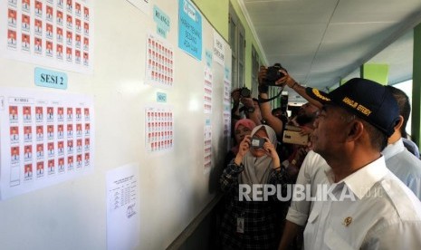 Menteri Pendidikan dan Kebudayaan Muhadjir Effendy saat meninjau pelaksanaan Ujian Nasional Berbasis Komputer (UNBK) di Sekolah Menengah Kejuruan (SMK) Negeri 29 Jakarta, Kebayoran Baru, Jakarta, Senin (2/4).