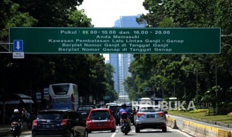 Sejumlah kendaraan melintas di bawah rambu ganjil-genap di Jalan Medan Merdeka Barat, Jakarta, Rabu (2/1).