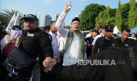 Ustaz Bachtiar Nasir berjalan saat mengikuti  reuni aksi 212 di Lapangan Monumen Nasional, Jakarta, Ahad, (2/12).