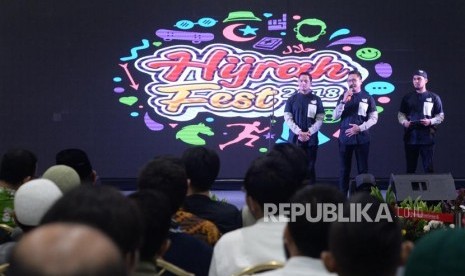 (Ilustrasi) sejumlah artis Indonesia, Arie untung (tengah), Dude Herlino (kiri)  memberikan sambutan dalam acara pembukaan Hijrah Fest 2018 di  Jakarta Covention Center, Jakarta, Jumat (9/11).