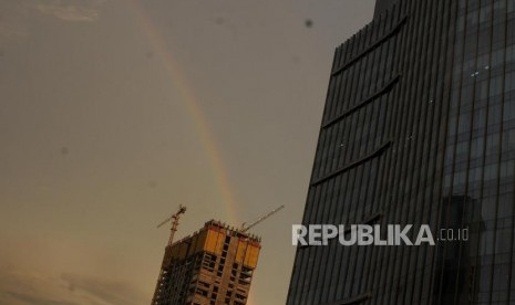 Pelangi terlihat di langit Jakarta di Jalan TB Simatupang, Cilandak, Jakarta Selatan, Kamis (8/2).