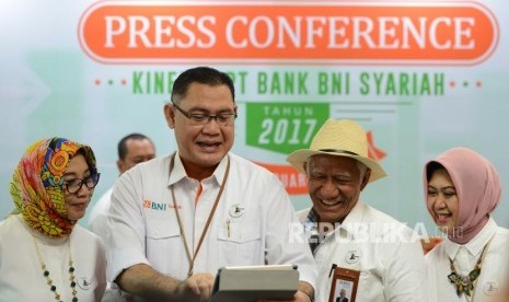 Laba Bersih BNI Syariah. Direktur Utama BNI Syariah Abdullah Firman Wibowo (kedua kiri) bersama Direktur Bisnis Dhias Widhiyati, Direktur Operasional Junaidi Hisom, dan Direktur Kepatuhan dan Risiko Tribuana Tunggadewi (dari kiri) menunggu konferensi pers paparan kinerja BNI Syariah 2017 di Jakarta, Selasa (27/2).