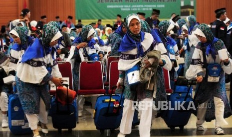 Sejumlah calon jamaah haji bersiap untuk berangkat ke Bandara Soekarno Hatta di Asrama Haji Pondok Gede, Jakarta, Rabu (18/7).