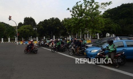 PapPengguna kendaraan roda dua melangar lampu merah saat di kawasan zona tilang elektronik di jalan persimpangan jalan Merdeka Barat, Jakarta, Rabu (31/10).