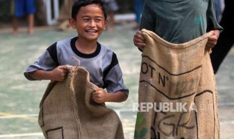 Sejumlah anak-anak bermain permainan tradisional balap karung di RPTRA Melati Duri Pulo, Jakarta, Sabtu (13/10).