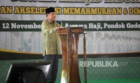 Wakil Presiden sekaligus Ketua Dewan Masjid Indonesia Jusuf Kalla memberikan sambutan saat pembukaan Muktamar Dewan Masjid Indonesia (DMI) ke-7 yang bertajuk 