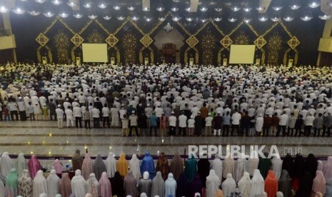 Sejumlah umat Islam saat melaksanakan shalat Isya pada acara Dzikir Nasional di Masjid Agung At Tin, Jakarta, Senin (31/12).