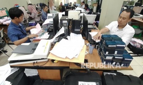 Petugas Kementerian Agama sedang melakukan pendataan pembuatan visa haji untik calon jamaah haji Indonesia di kantor Kementrian Agama RI di Jakarta, Selasa (25/6).