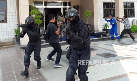 Salah satu adegan dalam simulasi Major Emergency Drill tahap II yang dilakukan Pertamina RU VI Balongan, Kabupaten Indramayu, Kamis (1/11).