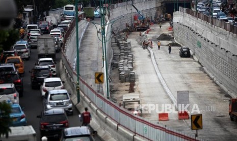 Pekerja menyelesaikan pembangunan proyek Underpass Mampang Kuningan di Jakarta, Senin (12/3).