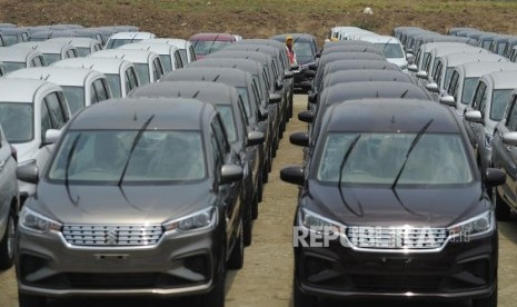 Deretan mobil All New Ertiga di pabrik PT Suzuki Indomobil Motor (SIM), Cikarang, Senin (22/10).