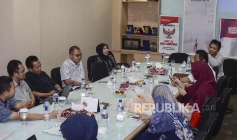 Kunjungan ACT. Redaksi Republika saat berdikskusi dengan  ACT di Kantor Republika, Jakarta, Kamis (25/7).