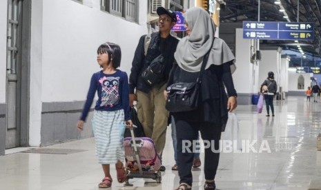 Arus Mudik dan Arus balik mudik Stasiun Senen. Sejumlah pemudik turun dari kereta api Bogowonto Lempuyangan-Pasar Senen di Stasiun Senen, Jakarta Pusat, Jum’at (7/6).