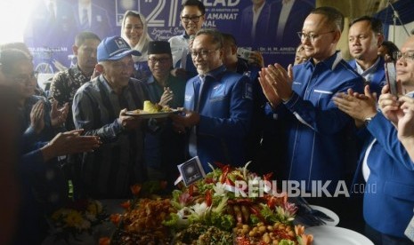 Ketua Umum PAN Zulkifli Hasan (tengah) menyerahkan potongan nasi tumpeng kepada Ketua Dewan Kehormatan Amien Rais disaksikan Sekjen Eddy Soeparno saat perayaan HUT ke-21 PAN di Pluit, Jakarta, Jumat (23/8/2019).