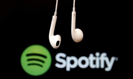 Awas Spotify Bisa Kebalap Apple. (FOTO: Reuters/Christian Hartmann)