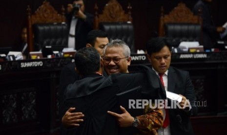 Ketua KPU Arief Budiman berpelukan dengan Ketua Tim Hukum Prabowo-Sandi Bambang Widjojanto sebelum dimulainya sidang lanjutan Perselisihan Hasil Pemilihan Umum (PHPU) Pemilihan Presiden (Pilpres) 2019 di Gedung Mahkamah Konstitusi, Jakarta, Selasa (18/6).