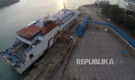 Foto aerial suasana Pelabuhan Merak, Banten, pada sore hari, Sabtu (9/6).