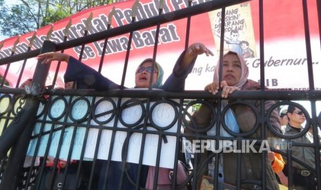 Puluhan orang tua siswa melakukan unjuk rasa memproses sistem Penerimaan Peserta Didik Baru (PPDB) di depan Gedung Sate, Senin (9/7).