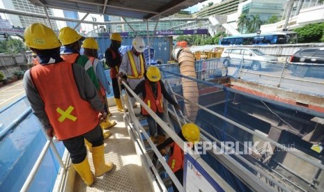 Pekerja MRT  memasuki area proyek MRT  saat peninjauan Dirjen  Binwasnaker  dan K3 Sugeng Priyanto  ke proyek MRT di kawasan Bundaran HI, Jakarta, Jumat (22/12).