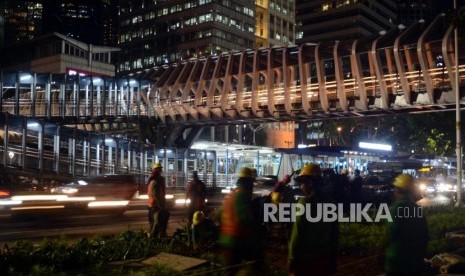 JPO Gelora Bung Karno. Pekerja beraktivitas di bawah jembatan penyeberangan orang (JPO) Gelora Bung Karno di Jalan Jenderal Sudirman, Jakarta, Rabu (27/2).