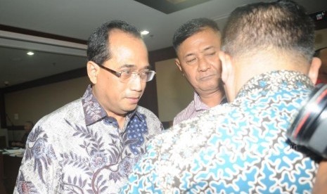 Menteri Perhubungan Budi Karya Sumadi meninggalkan ruangan persidangan usai memberikan  keterangan saat menjadi saksi dalam sidang lanjutan kasus suap proyek pada Kementerian Perhubungan dengan terdakwa mantan Dirjen Hubla Antonius Tonny Budiono  di Pengadilan Tipikor, Jakarta, Rabu (28/3).