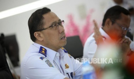 Sekjen Kemenhub Sugihardjo (kiri) didampingi jajarannya memberikan paparanya saat koordinasi melalui video conference dengan Otoritas Bandara Ngurah Rai di Command Center Kementerian Perhubungan, Jakarta, Senin (27/11).